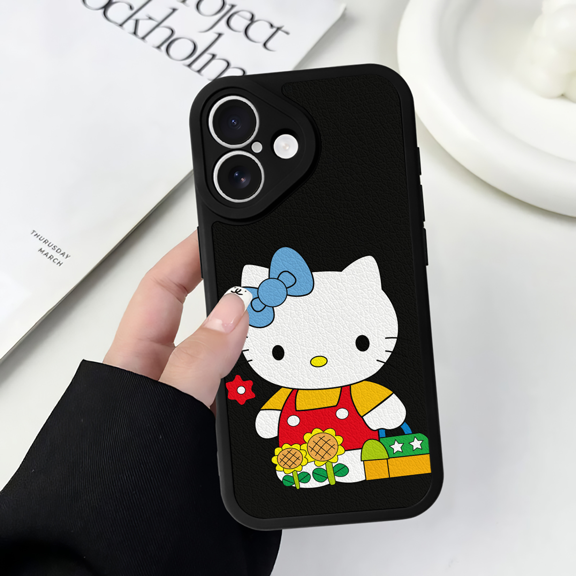 （画像用） Hello Kitty ハローキティ 【iPhone 16シリーズ対応】シリコンスマホケース（レザー調） 材質：シリコン